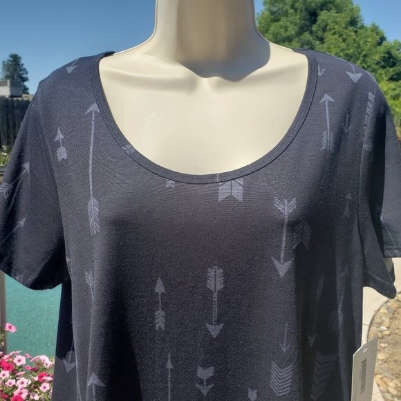 LulaRoe Classic Tee Black Grey Arrows NWT RET $38- - Picture 7 of 11